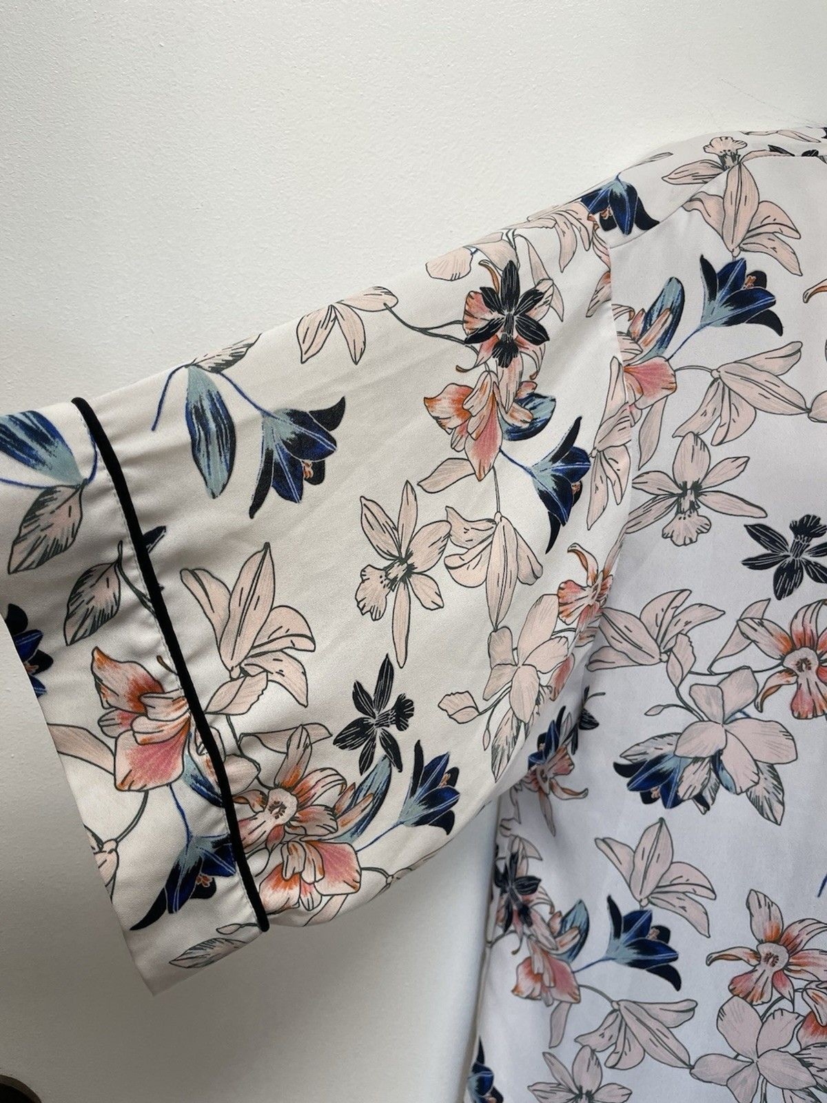 EUC Size Small Gibson Latimer Cream And Floral Print Elbow Length Sleeves Kimono