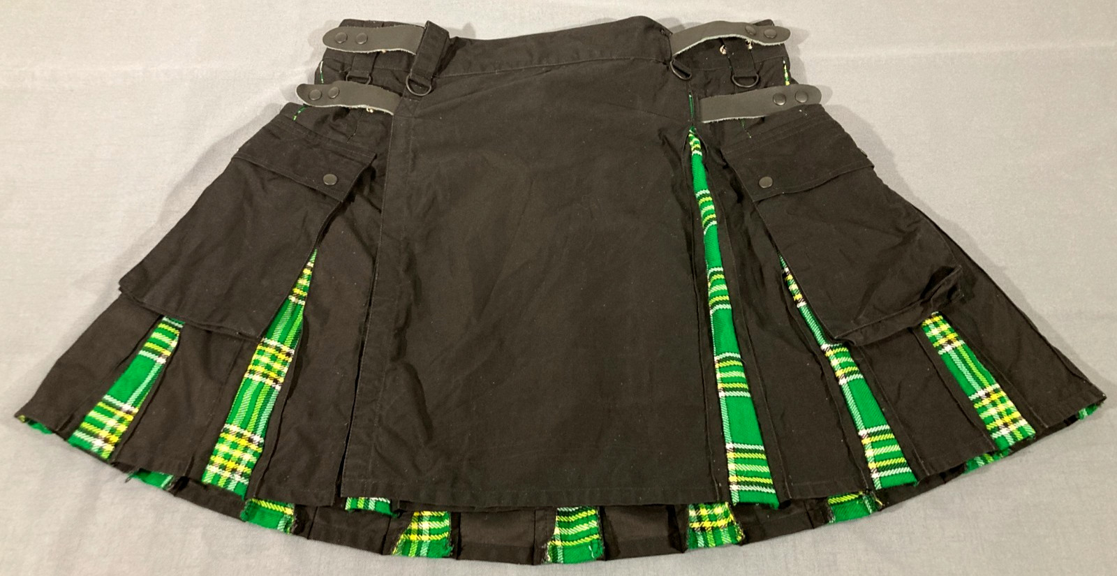 DSS KILTS Men’s Black Utility Kilt Size 48 Green Tartan Pleats & Cargo Pockets