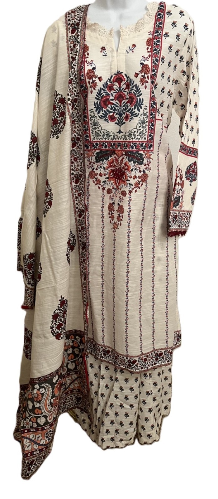 LADIES OFF WHITE KHADDAR SLUB ‘J.’ PRINTED 3PC CLASSIC KAMIZ WITH DHAKA PANTS L