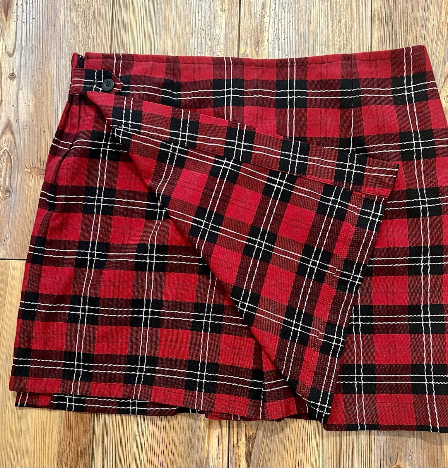 Women’s Red Plaid Skort. Size Medium.