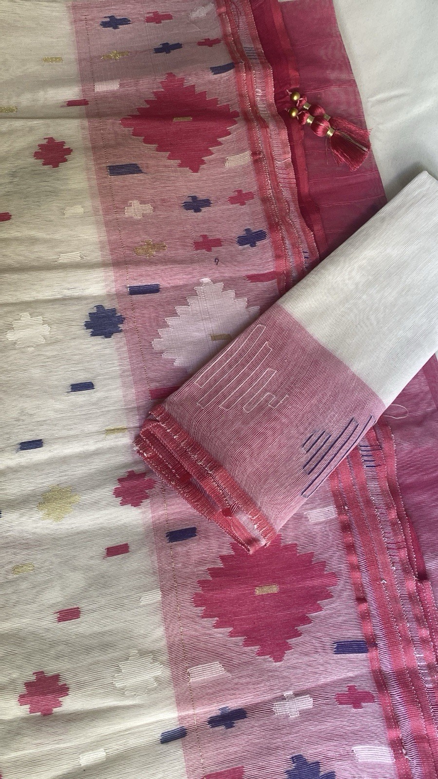 NEW, Handmade, Original Dhakai Jamdani Saree ( item#L2145) + Blouse piece.