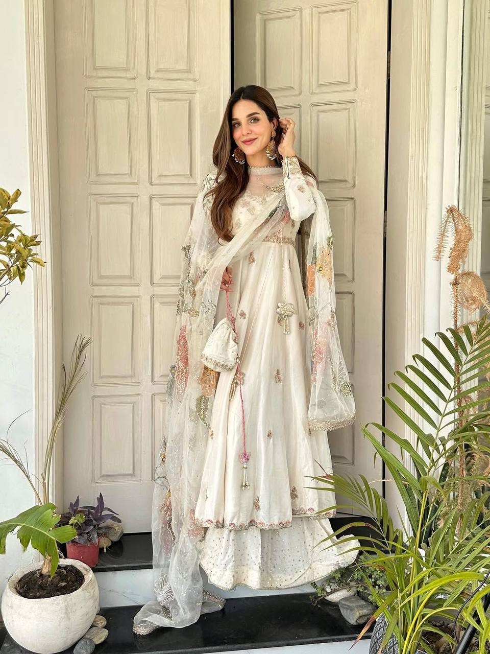 New Fashionable Cream Chinon Salwar Kameez With Organza Dupatta For Reception