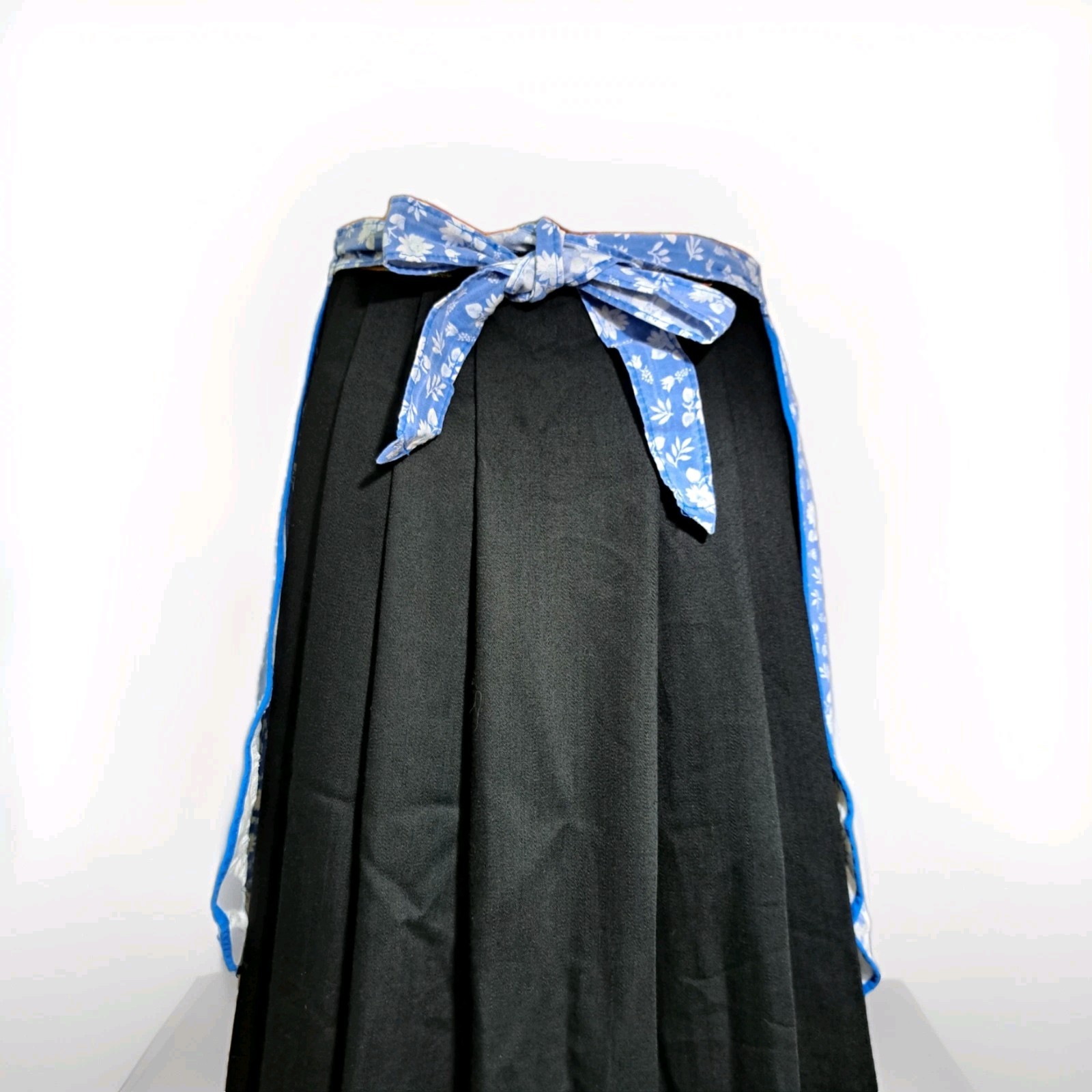 Vintage Bavarian Dirndl Apron – Blue & White Floral Cotton – Oktoberfest Germany
