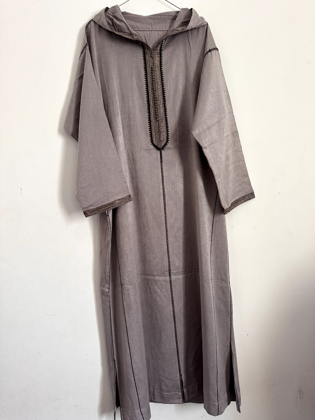 Elegant Men’s Moroccan Jellaba – Light Grey with Brown Sfifa Embroidery