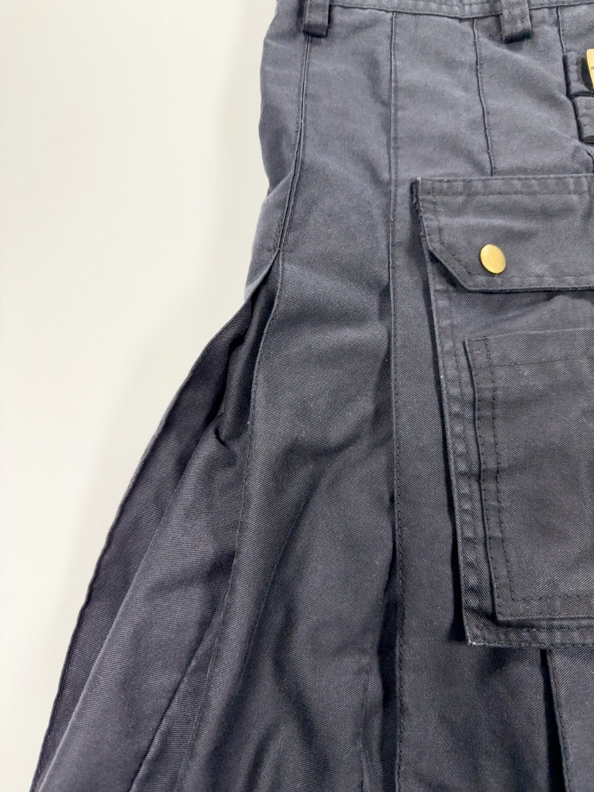 Ulik Men’s Utility Kilt Black Cotton Pleated Cargo 30 Pocket Buckle Detail