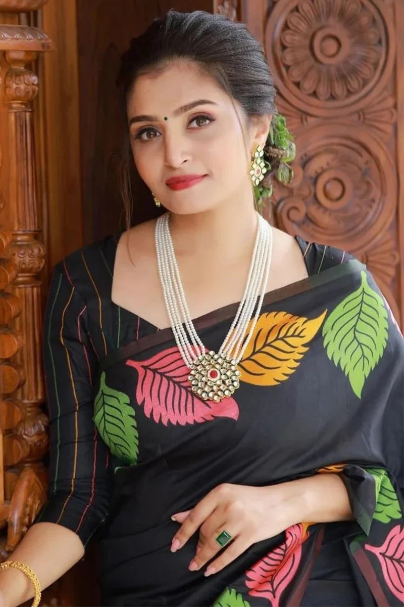 Women Banarasi Silk Saree Zari Leaf Jacquard Work Black Color With Blouse Piece
