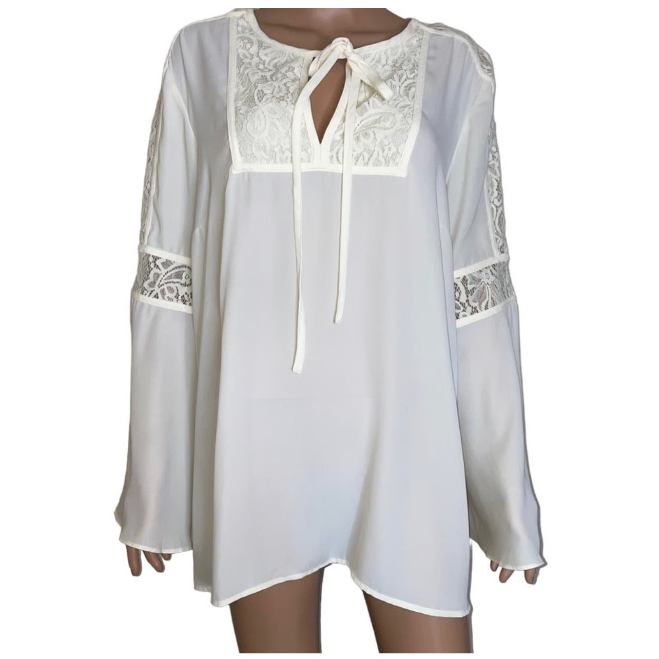 Lane Bryant lack/crochet sleeve/neck line white long sleeve blouse SZ 18/20