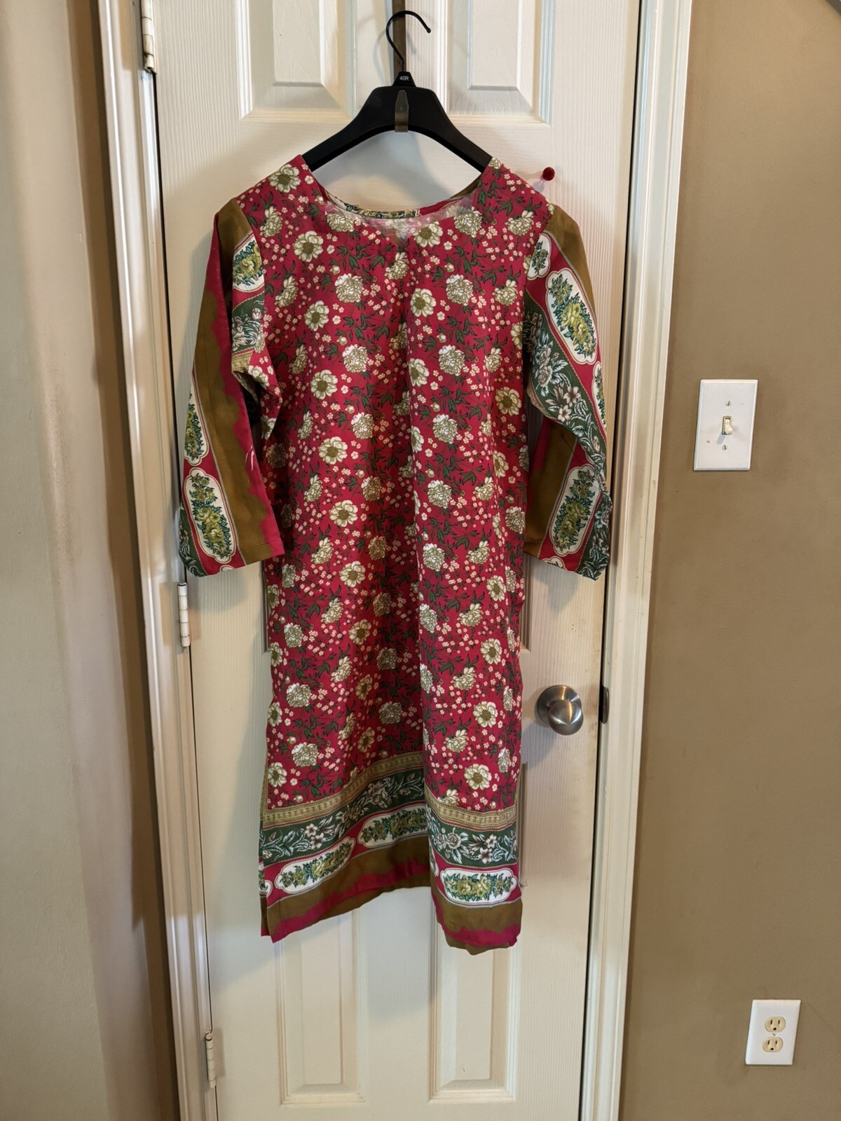 Woman Pakistani Designer Bin Saeed Printed Khaddar Kameez .