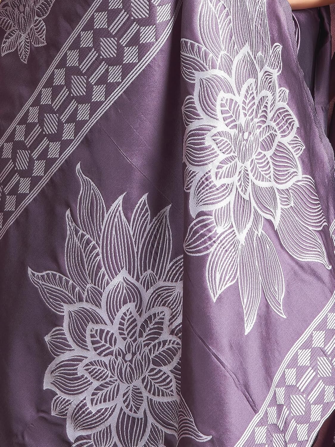 Women’s Silk Blend Banarasi Jacquard Saree with Unstitched Blouse Piece