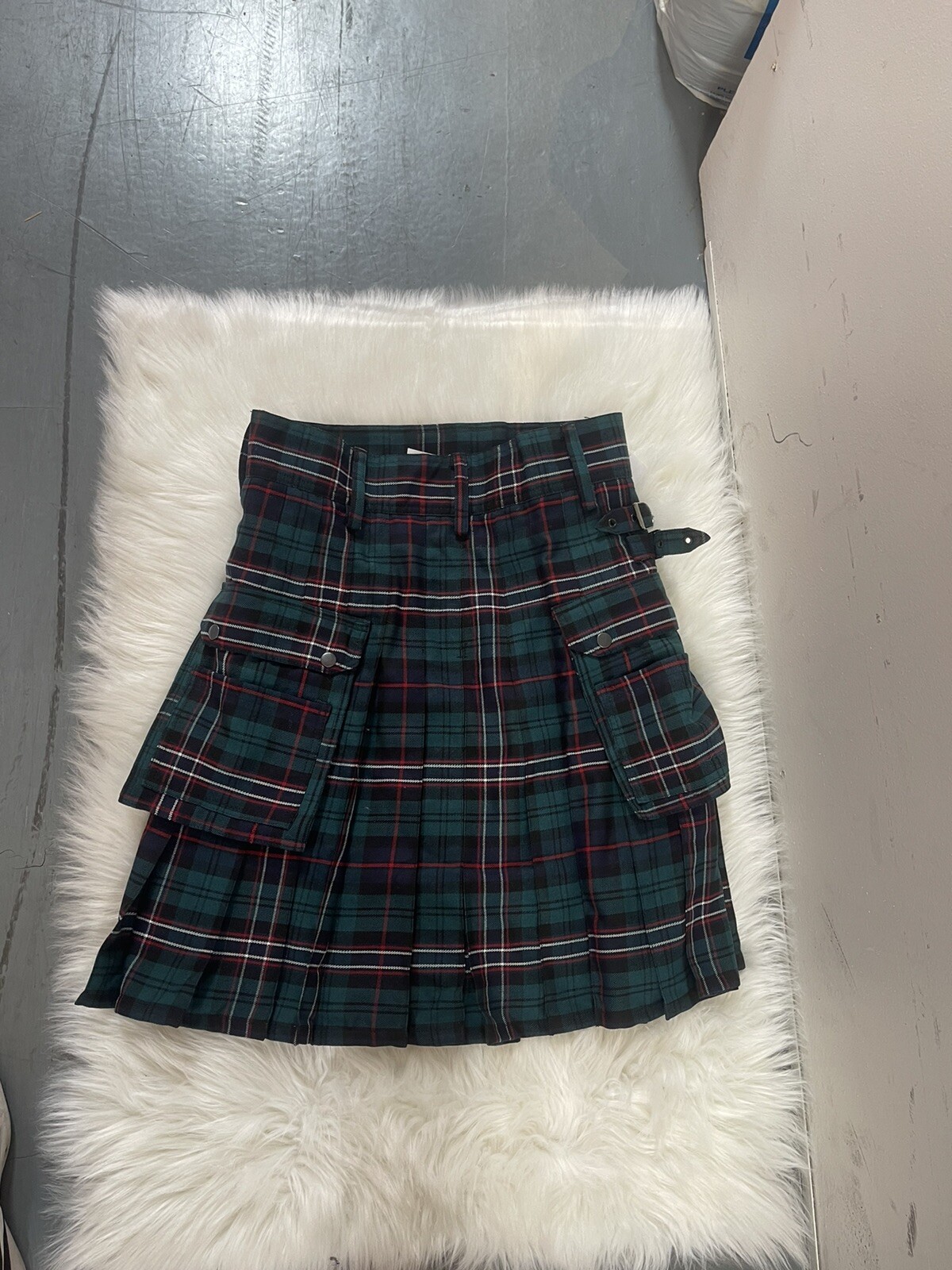 Scottish Men’s Modern Black Watch Tartan utility kilt – 2 Cargo Pockets Kilt 32