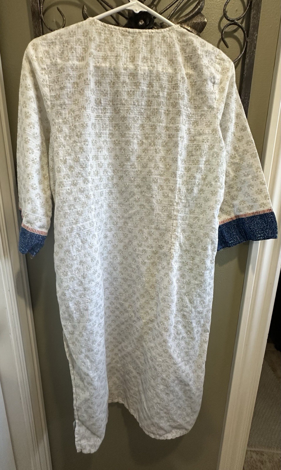Aurelia kurta, with white round neck printed kurta with three-quarter sleeves XL