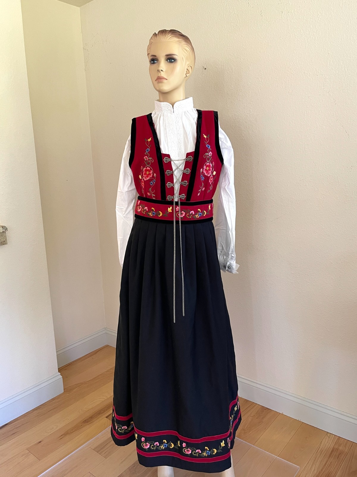 M/L NORWEGIAN EU 38/40 BUNAD FESTDRAKT & APRON from Norway adjustable