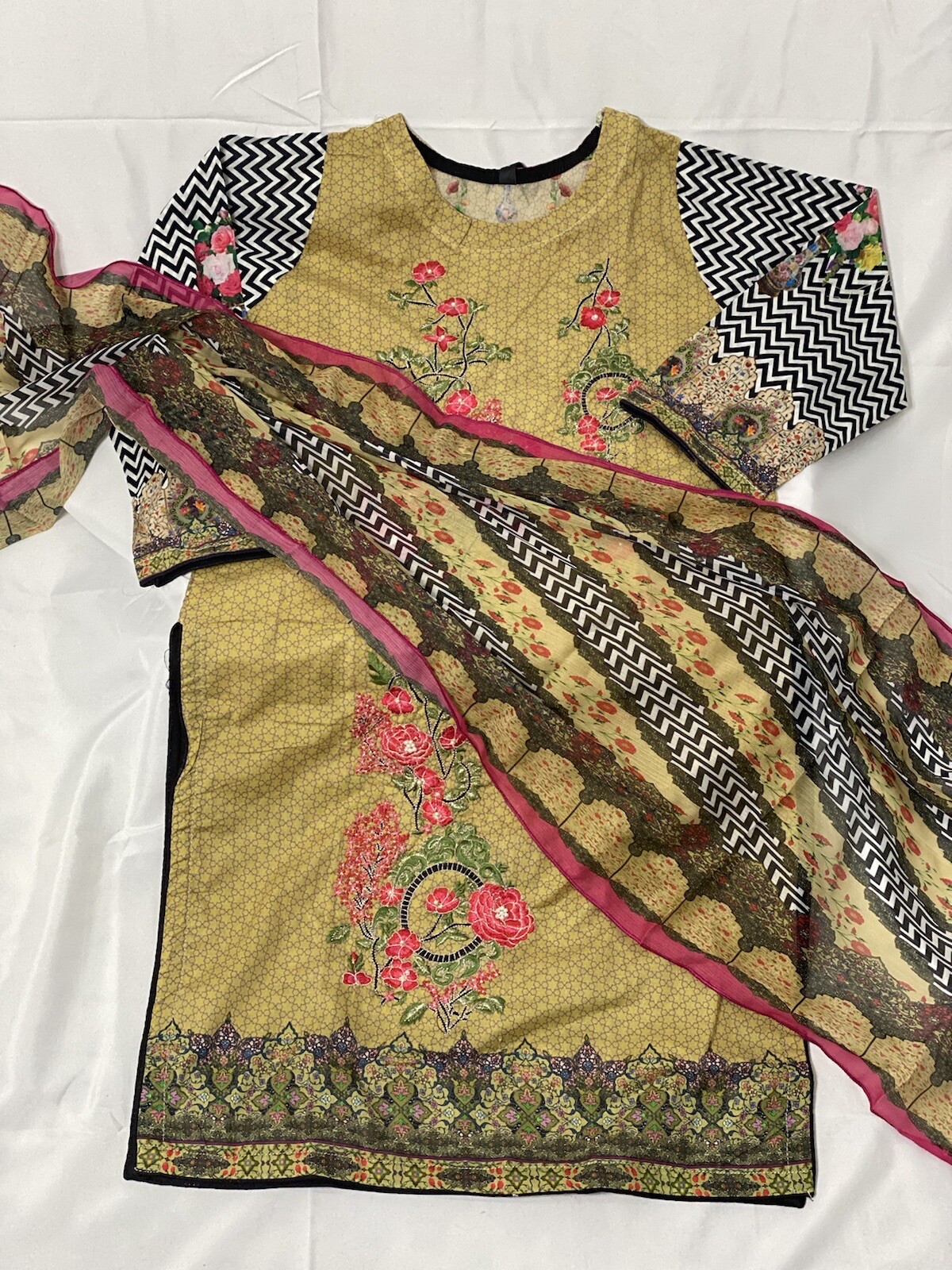 Little Girls Pakistani embroidery Soft lawn Kameez shalwar size 34 8 years