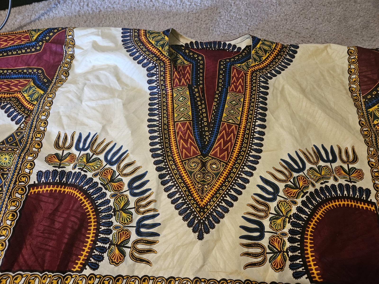 WOMEN’S AFRICAN STYLE BLOUSE APPROX. XL SIZE WHITE RED GOLD NO SIZE GIVEN USED