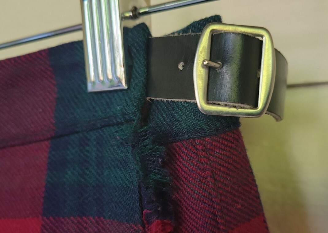 Vtg The London House 100% Wool Kilt Skirt Leather Strap Womens size S Green red