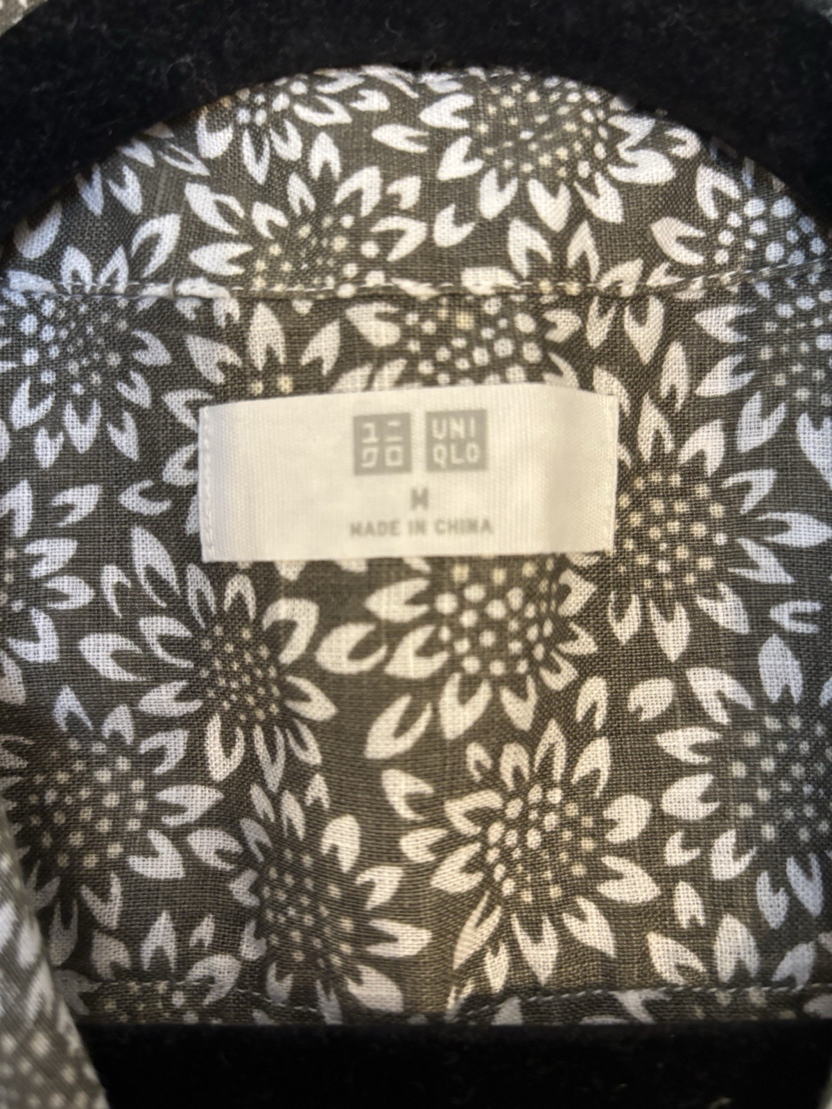 Uniqlo Women’s 100% Linen Sleeveless Collared Button Up Blouse, Medium