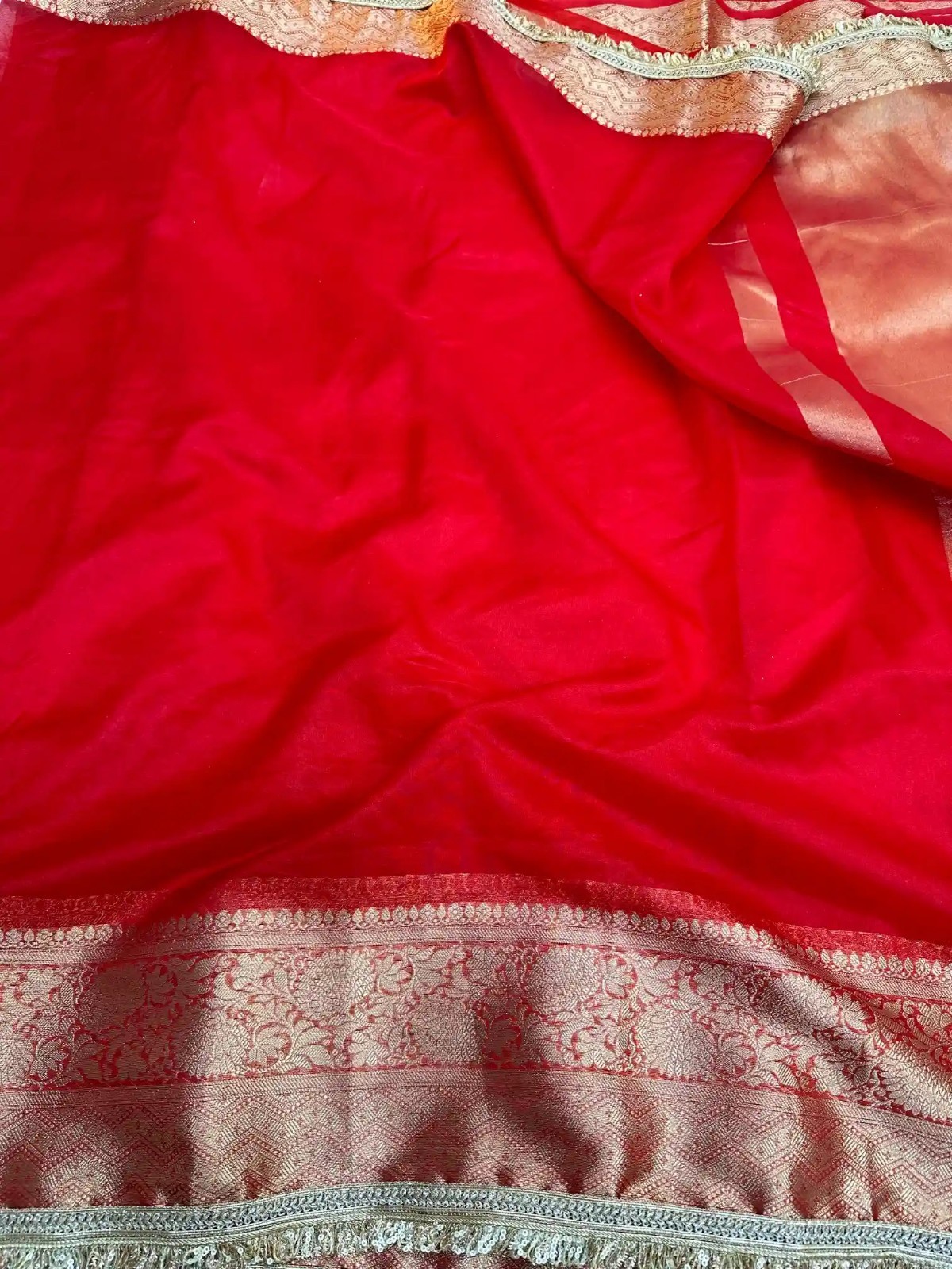 Women Red Tissue Silk Banarasi Saree with Lace Work & Unstitched Blouse Piece