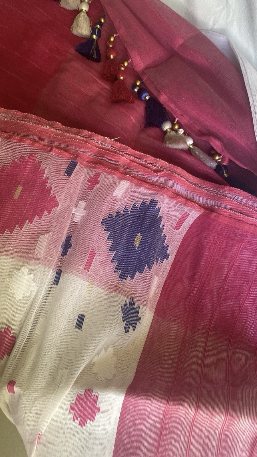 NEW, Handmade, Original Dhakai Jamdani Saree ( item#L2145) + Blouse piece.