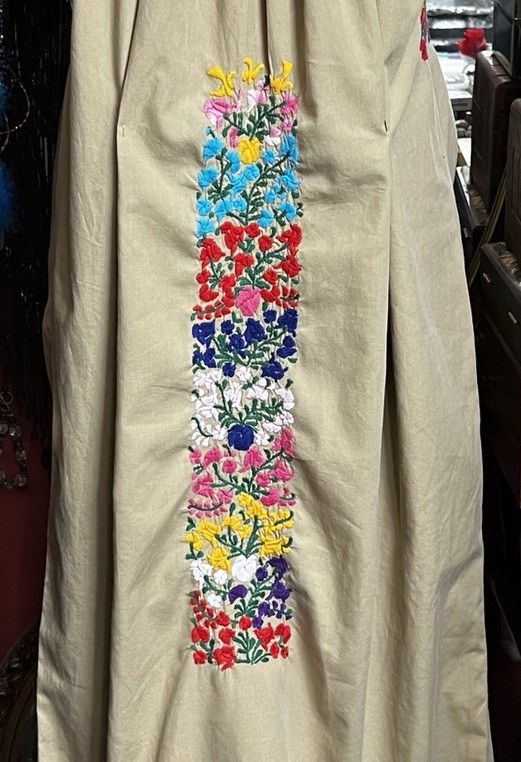 1970s VERY PRETTY MEXICAN OAXACAN KHAKI BIEGE MULTI COLOR EMBROIDERY DRESS M/L