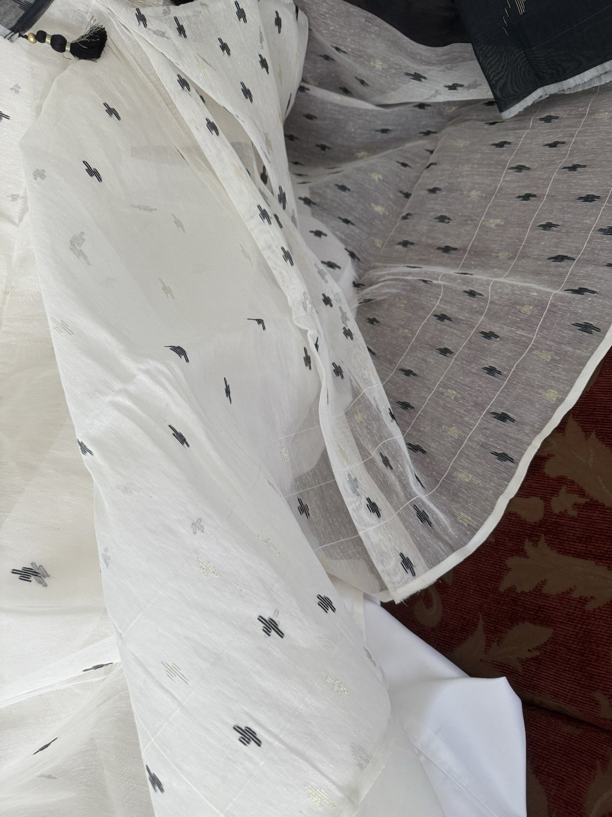 NEW, Handmade, Original Dhakai Jamdani Saree ( item#L2172 ) We Have 3 Available.