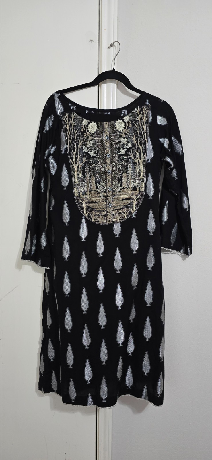 Medium Black Pakistani womens shalwar kameez