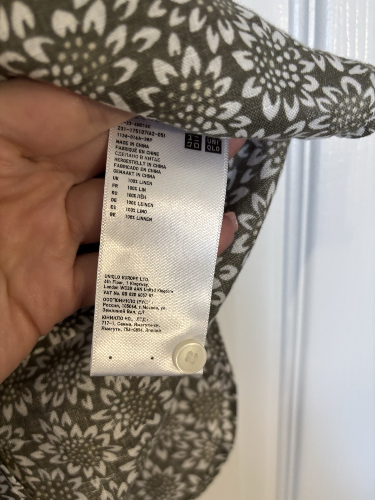 Uniqlo Women’s 100% Linen Sleeveless Collared Button Up Blouse, Medium
