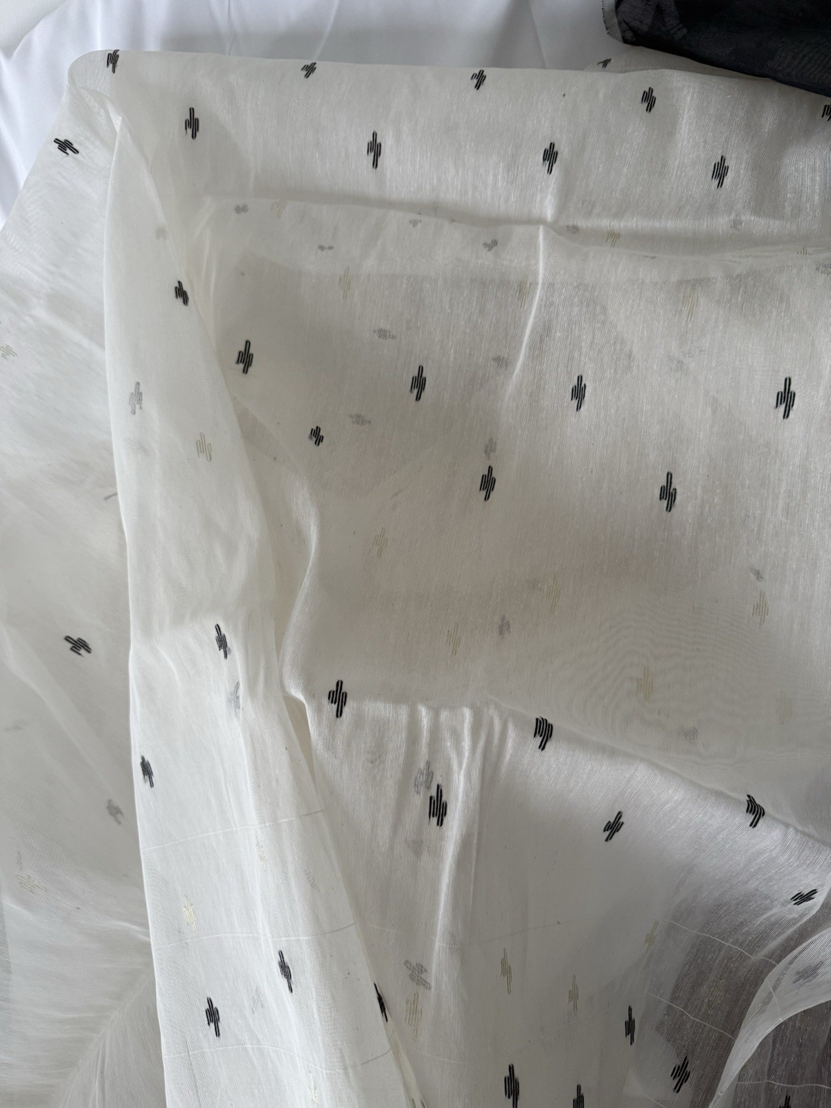 NEW, Handmade, Original Dhakai Jamdani Saree ( item#L2172 ) We Have 3 Available.
