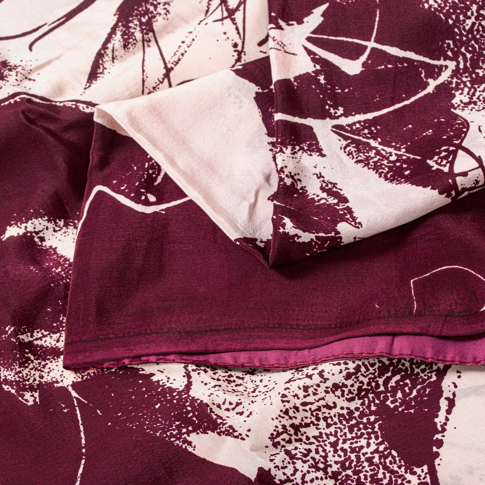 Sanskriti Vintage White-Maroon Pure Crepe Silk Saree Batik Work 5.5+Yd Fabric