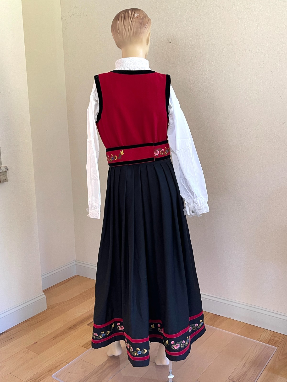 M/L NORWEGIAN EU 38/40 BUNAD FESTDRAKT & APRON from Norway adjustable