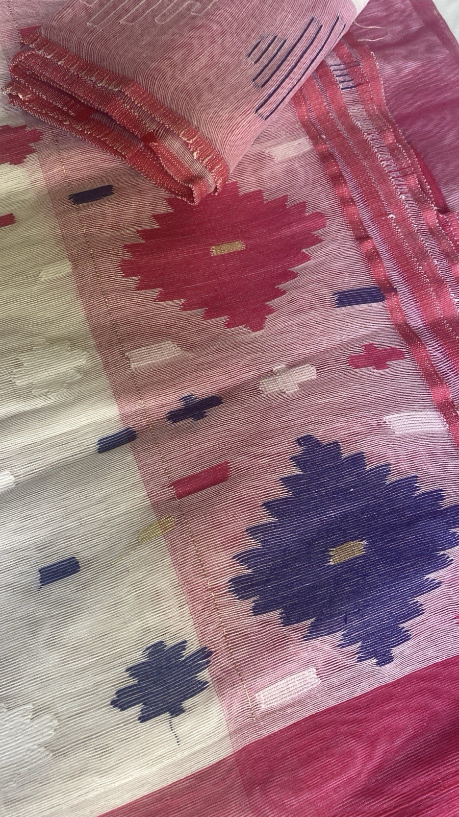 NEW, Handmade, Original Dhakai Jamdani Saree ( item#L2145) + Blouse piece.