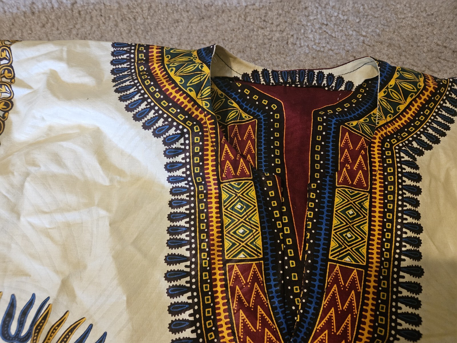 WOMEN’S AFRICAN STYLE BLOUSE APPROX. XL SIZE WHITE RED GOLD NO SIZE GIVEN USED