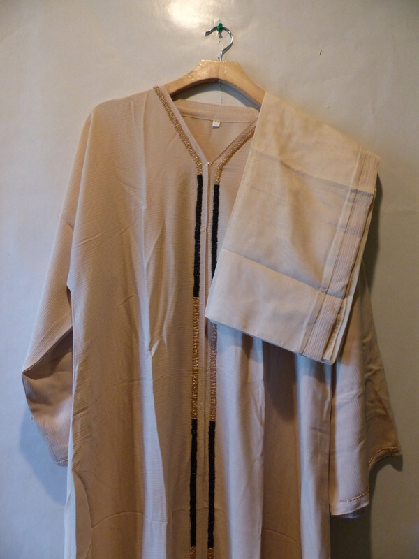 TRADITIONAL BEIGE KAFTAN AND SASH WITH BLACK AND GOLD EMBROIDERY IN SIZE 56