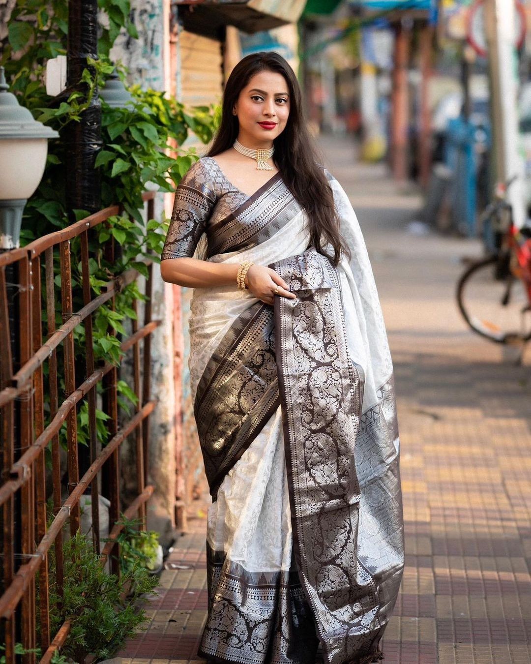 indian sarees for women Black Silk Saree Bollywood Jacquard Brocade Blouse Saree