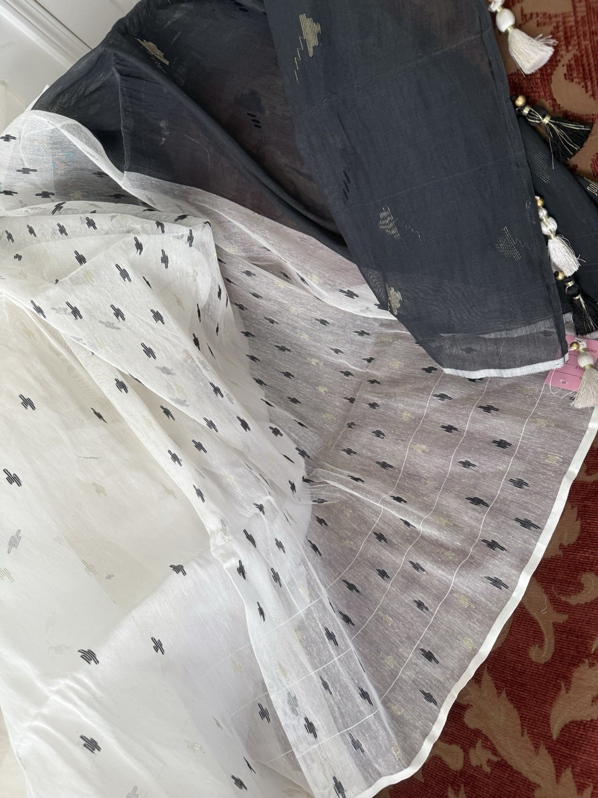 NEW, Handmade, Original Dhakai Jamdani Saree ( item#L2172 ) We Have 3 Available.