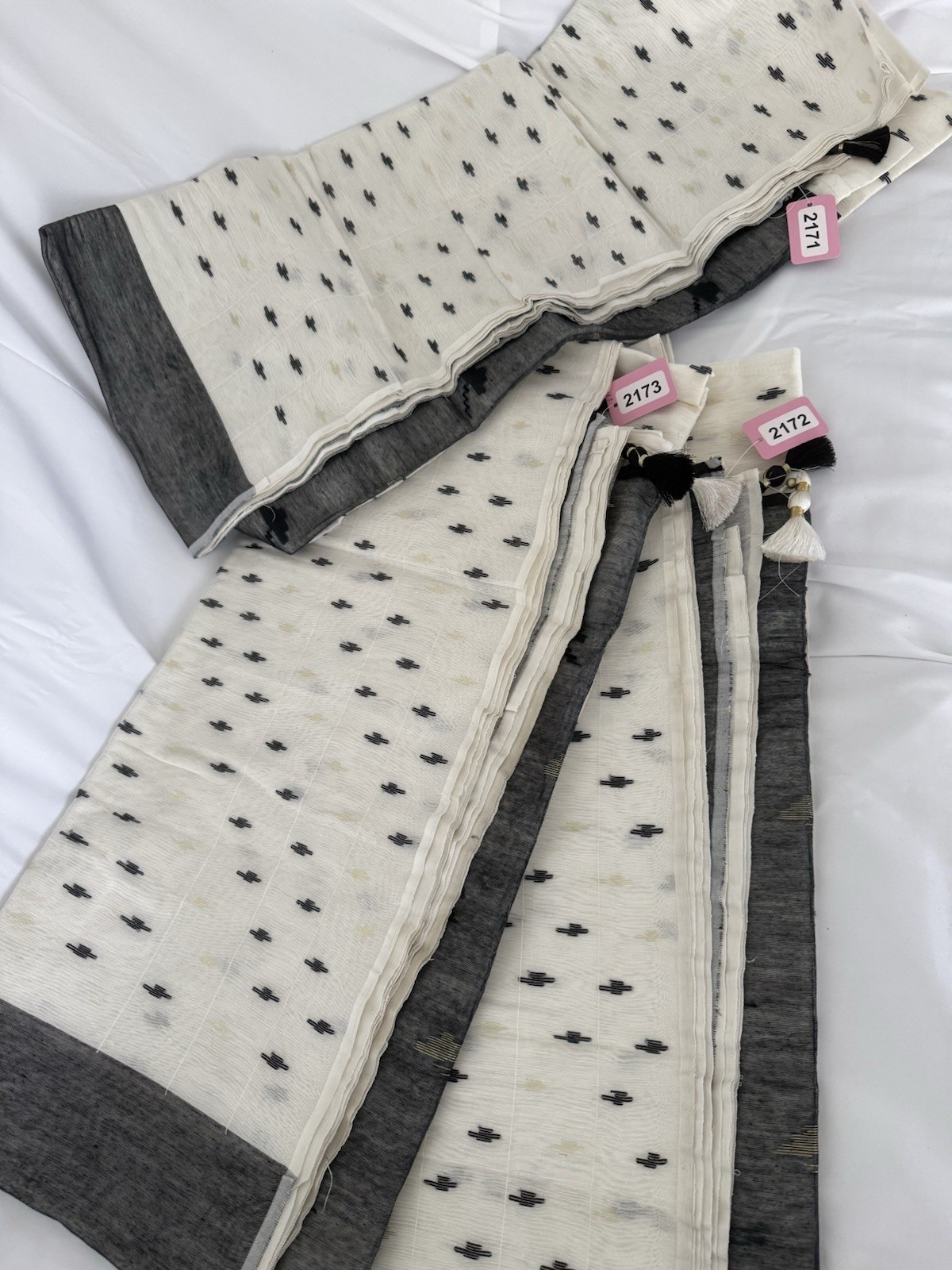 NEW, Handmade, Original Dhakai Jamdani Saree ( item#L2172 ) We Have 3 Available.
