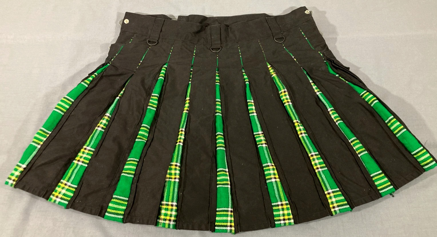 DSS KILTS Men’s Black Utility Kilt Size 48 Green Tartan Pleats & Cargo Pockets