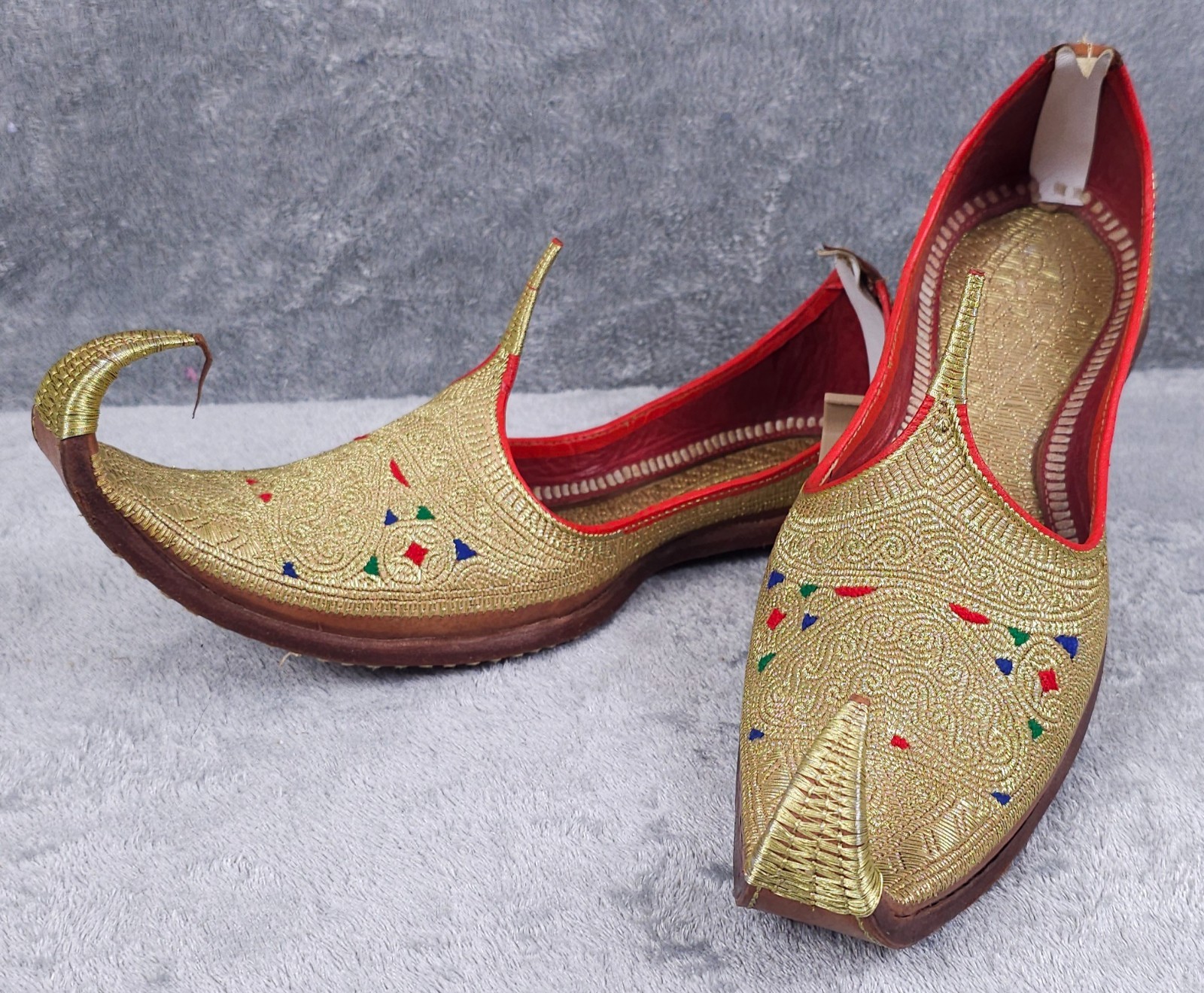 Vintage India Pakistan Punjab Gold Embroidered Jutti Curl Toe Shoes