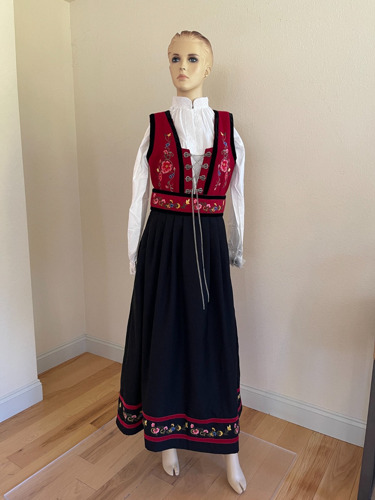 M/L NORWEGIAN EU 38/40 BUNAD FESTDRAKT & APRON from Norway adjustable