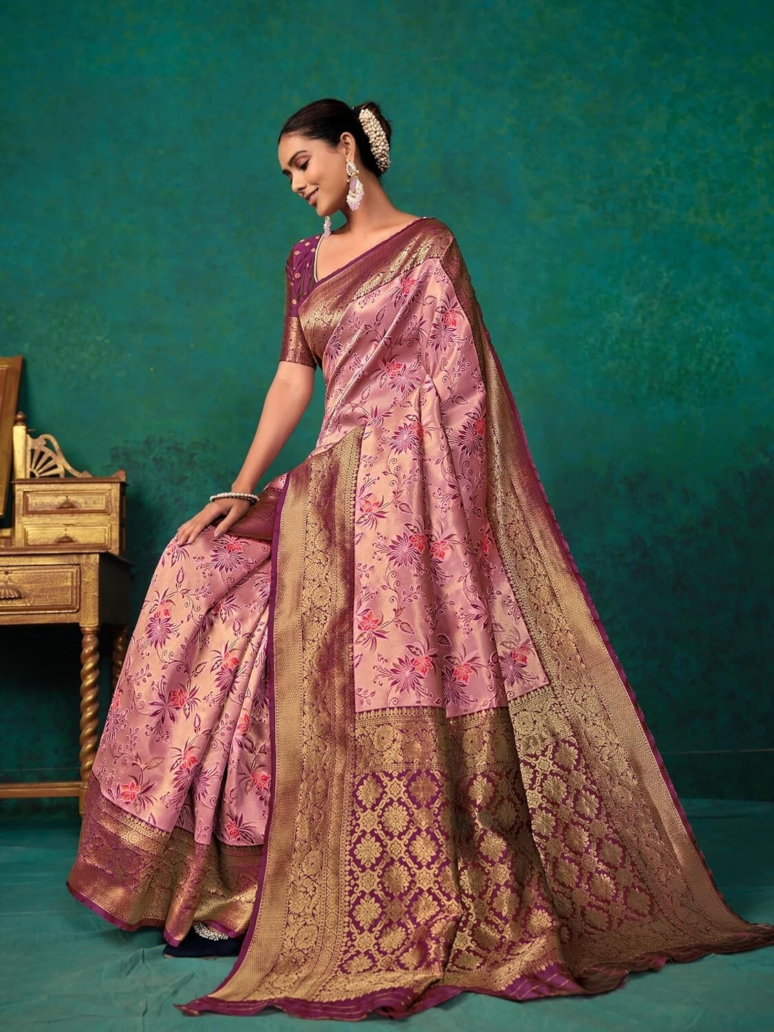 Women’s Silk Blend floral Woven Saree With Blouse Piece