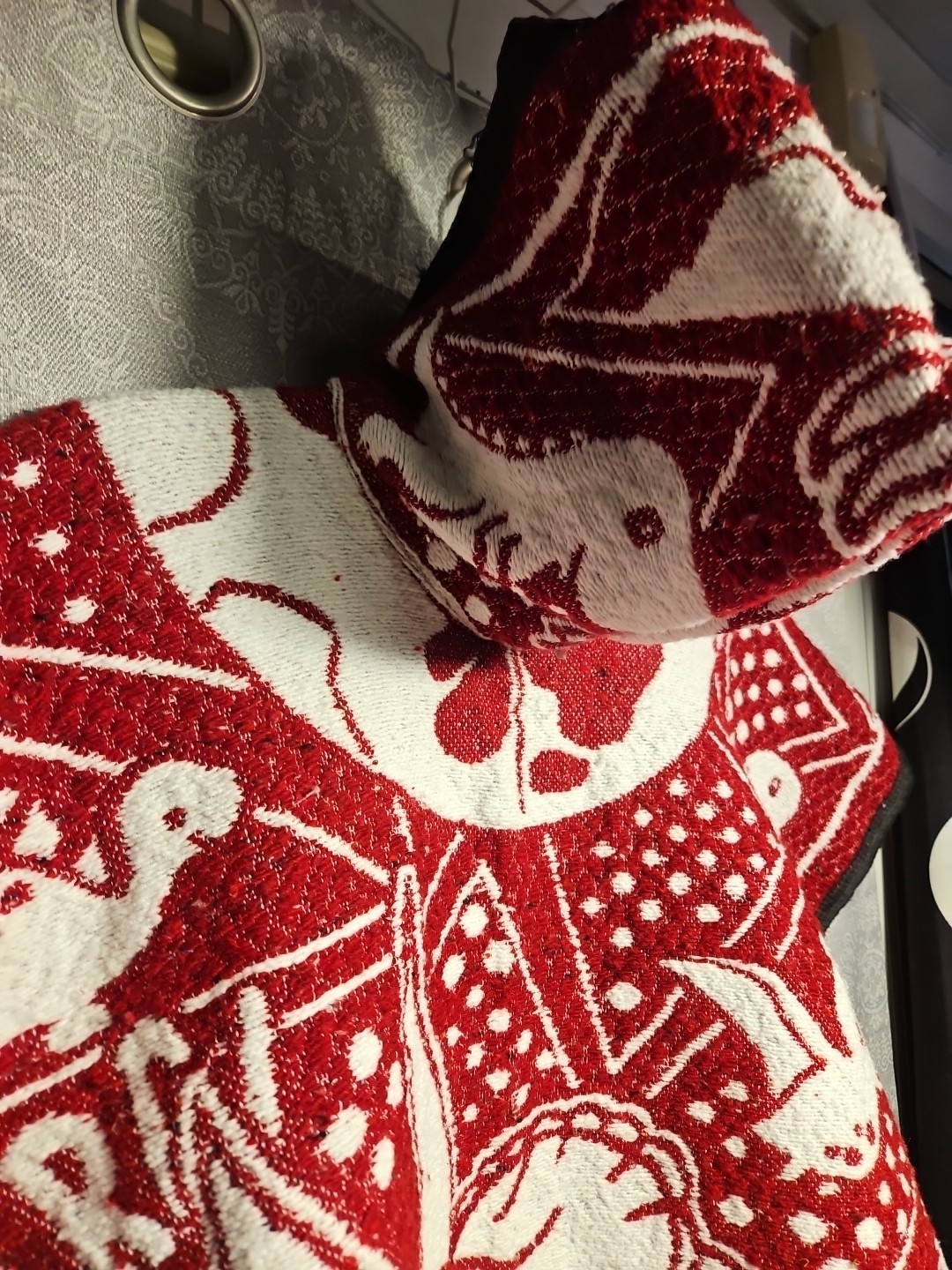KIDS Dinosaur PONCHO , UNISEX , BLANKET GABAN 4-12 Yrs , RED & WHITE Hooded