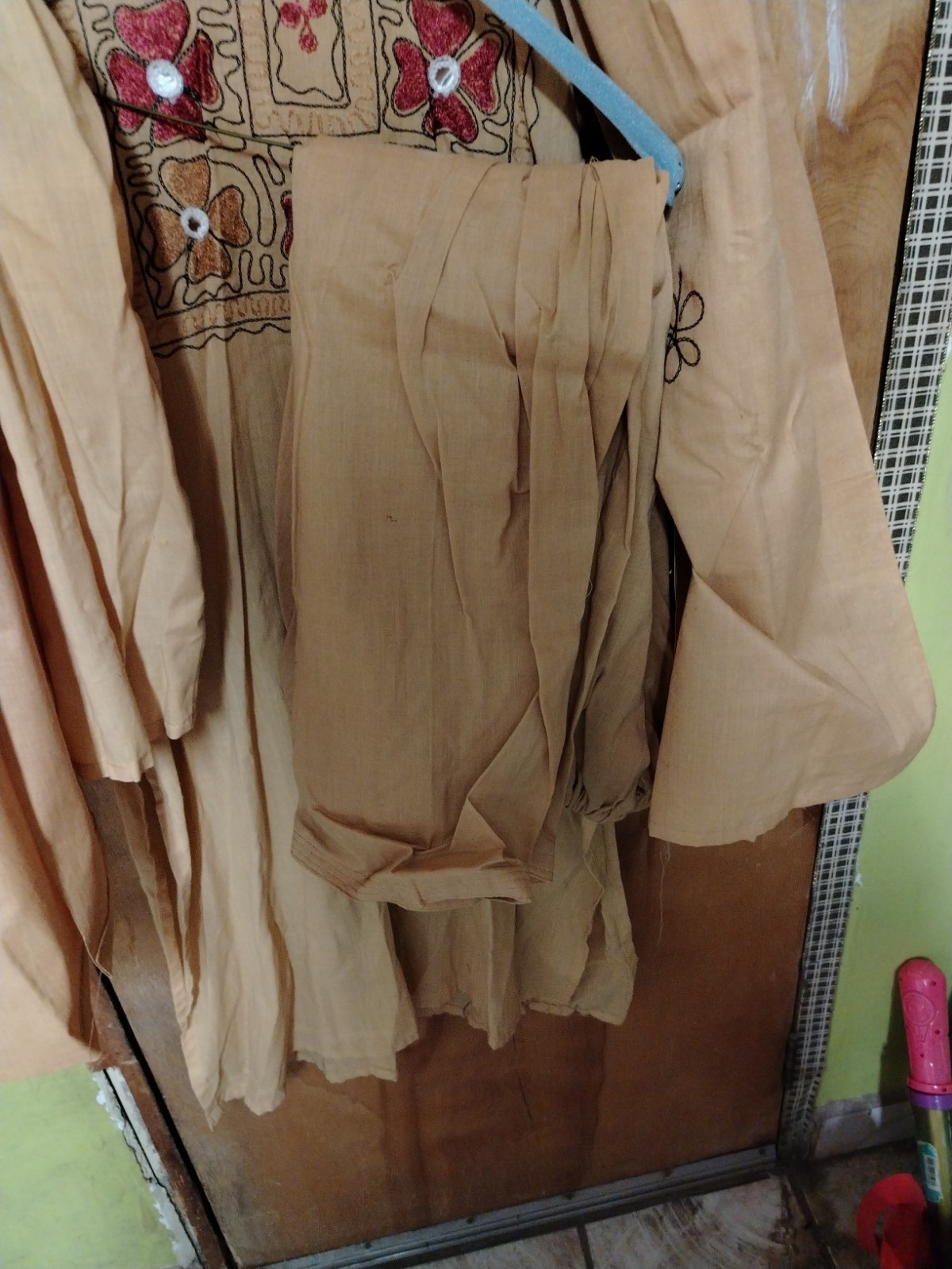 Vintage Embroidered 3-Piece Shalwar Kameez Set L/XL (61 caracteres)