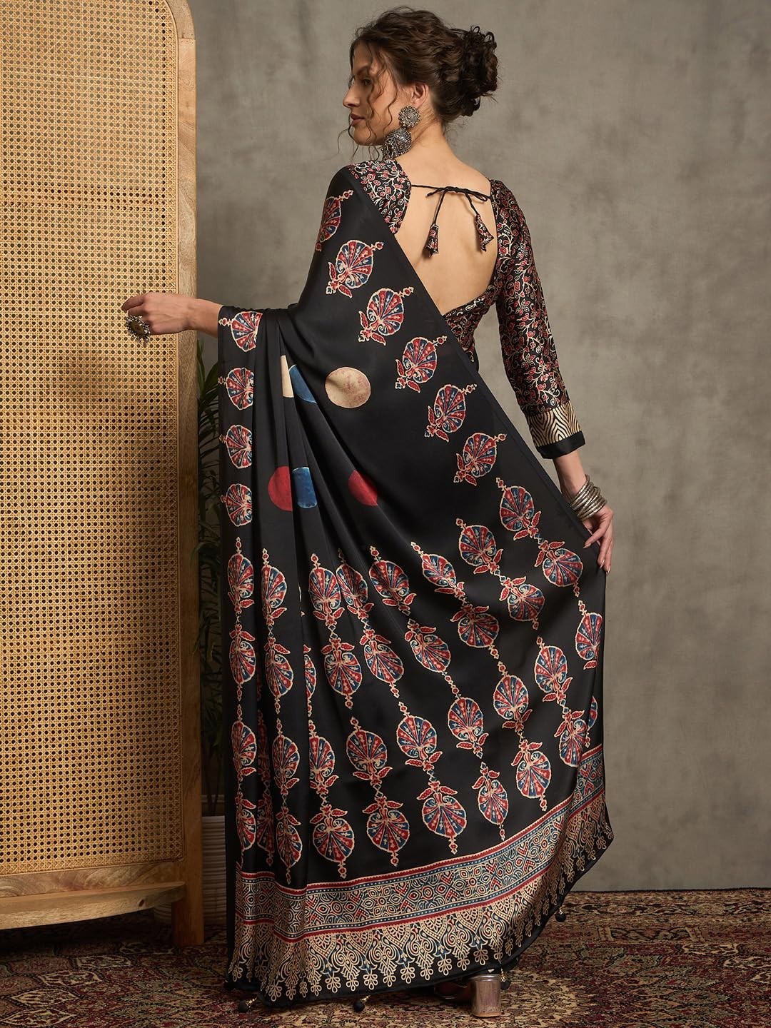 Women’s Pure Crepe Striped Printed Saree With Unstitched Blouse Piece