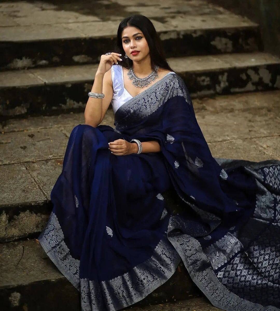 Woven Trendy Kanjivaram Soft Lichi Silk Saree With Blouse Piece For Women