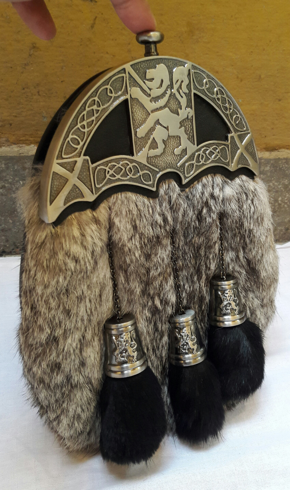 Men’s Scottish Kilt Dress Sporran Rampant Lion Cantle & Tassels Caps (free belt)