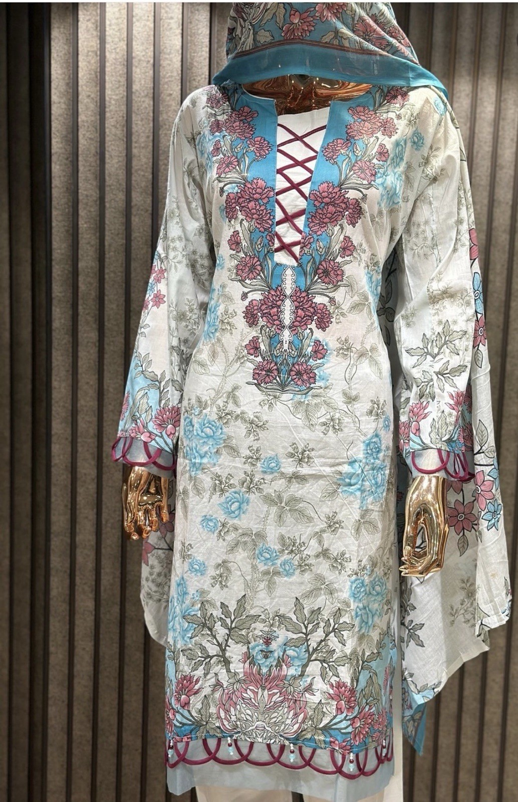 Pakistani lawn dress with beautiful organza and tessel/SIZE:Large