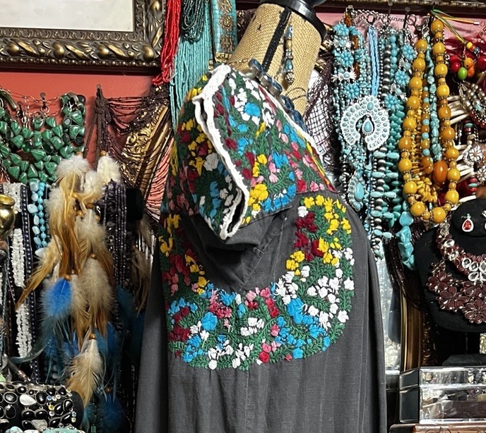 VERY PRETTY MEXICAN OAXACAN CHARCOAL BLACK MULTI COLOR EMBROIDERY DRESS M/L