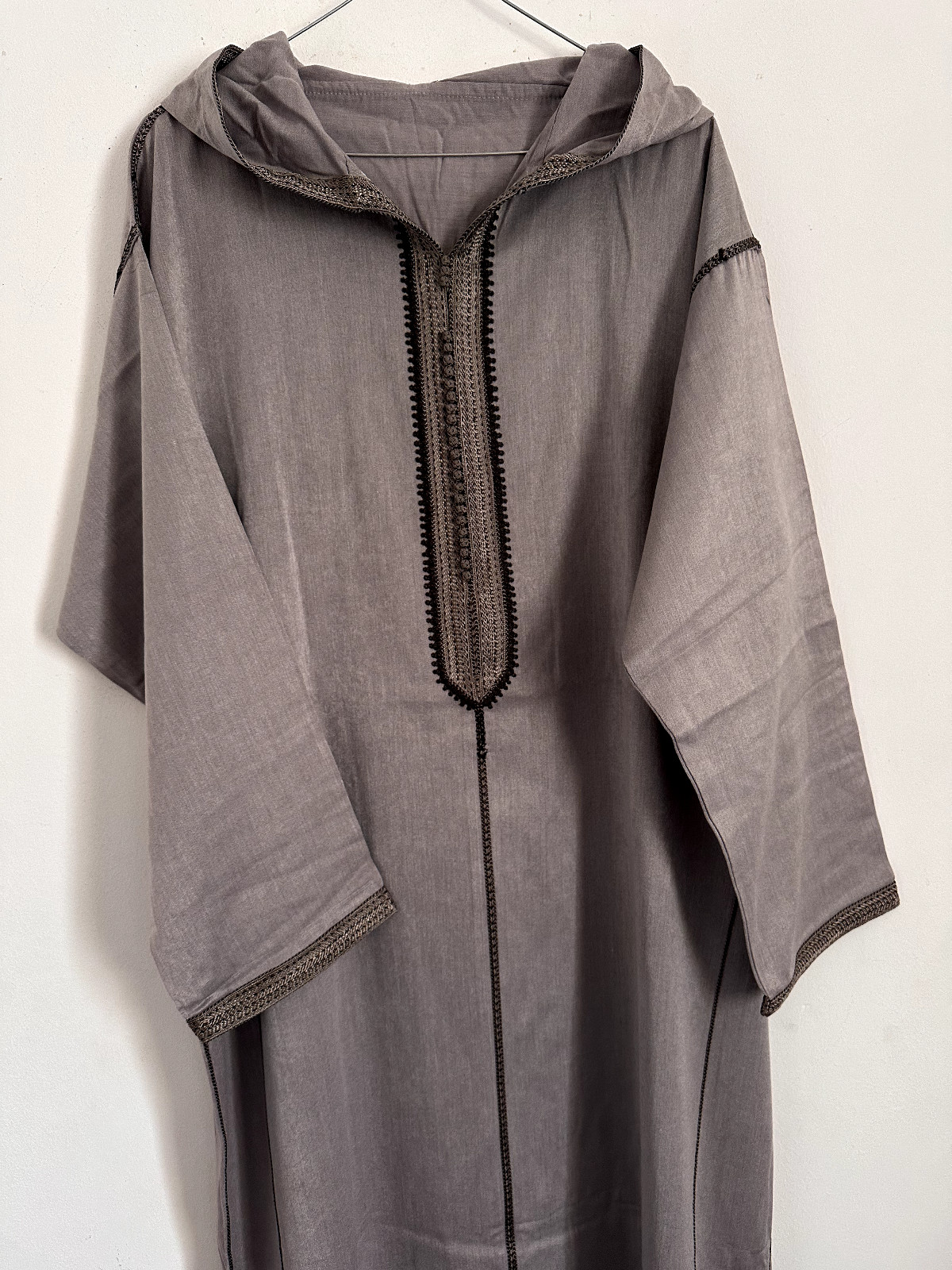 Elegant Men’s Moroccan Jellaba – Light Grey with Brown Sfifa Embroidery