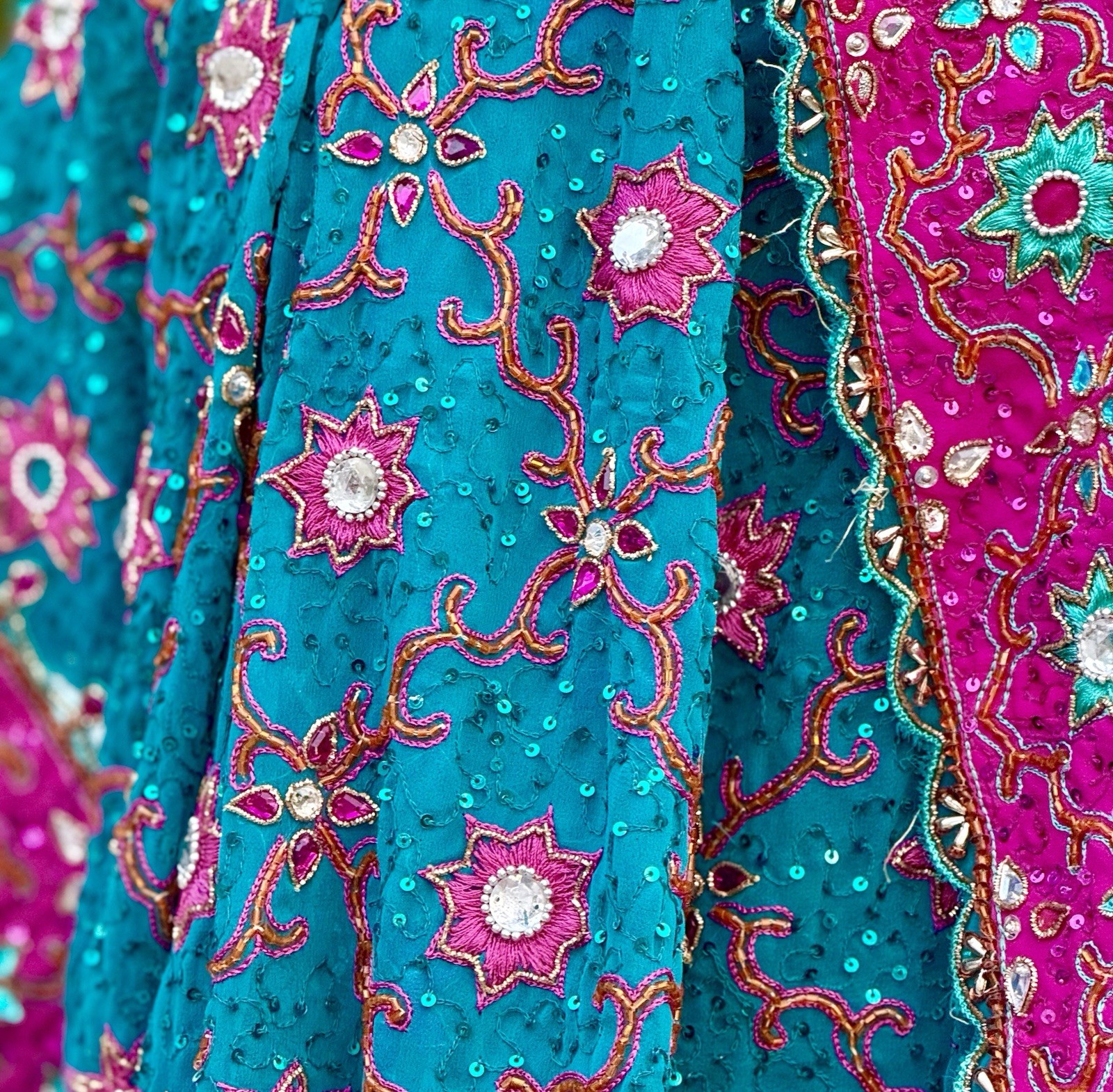 Vintage KELVIN Georgette Sari Turquoise/Fuchsia Embroidered Mukaish 48x 180″
