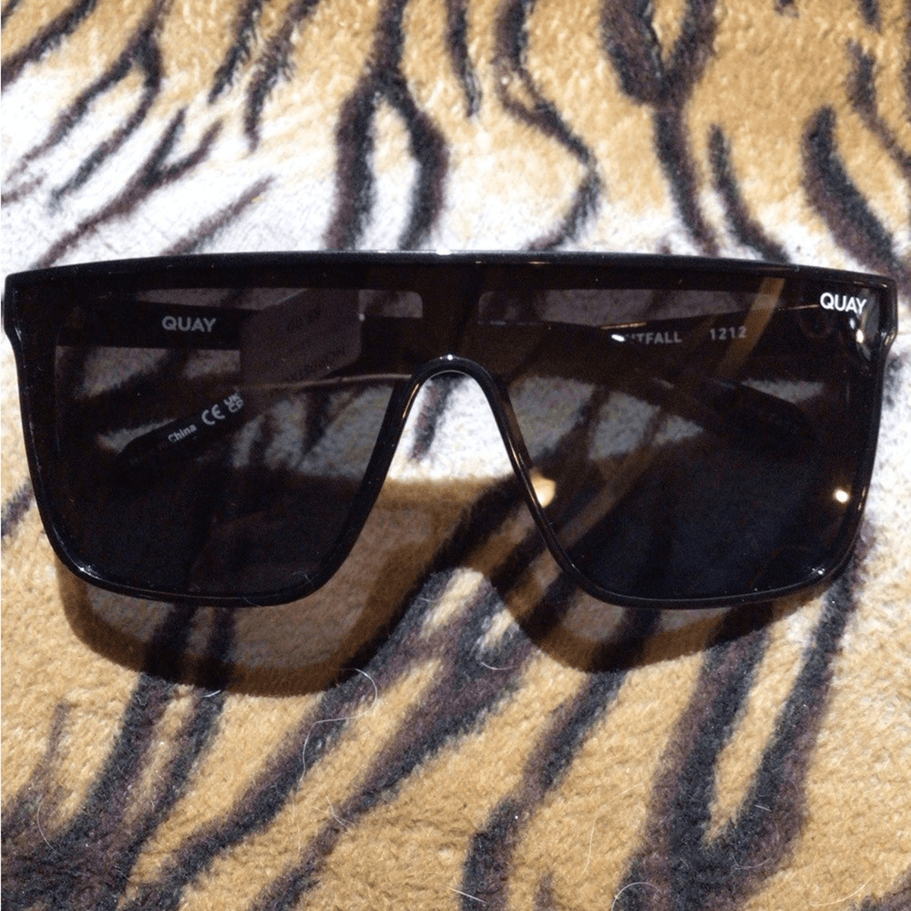 NEW! RARE POLARIZED XL Quay Australia Bold Black Sunglasses