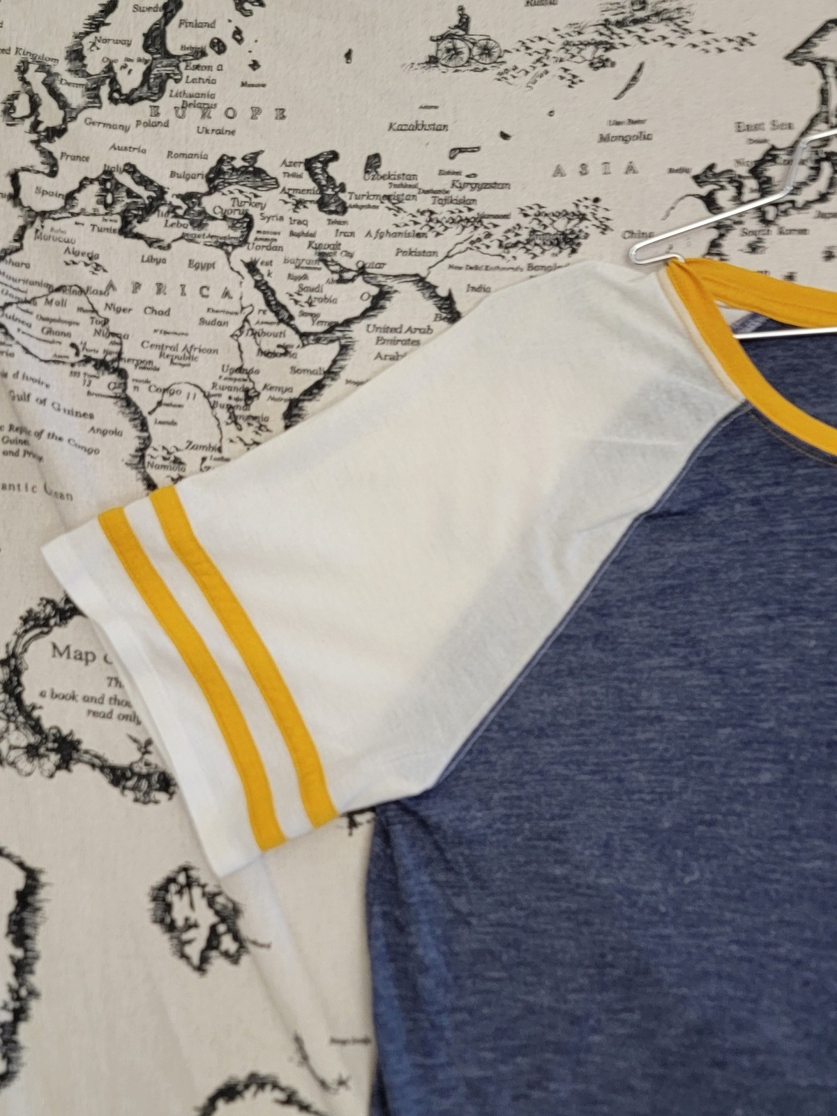 SO Sporty Tee Women’s Raglan T-Shirt White Sleeves Yellow Stripes Size L